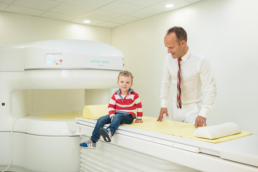 Prof. hos. Dr. med. Jürgen Fischer mit jungem Patienten